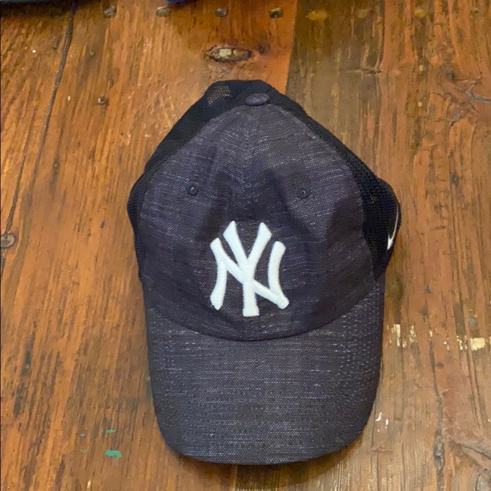 Black Mesh Yankees Hat